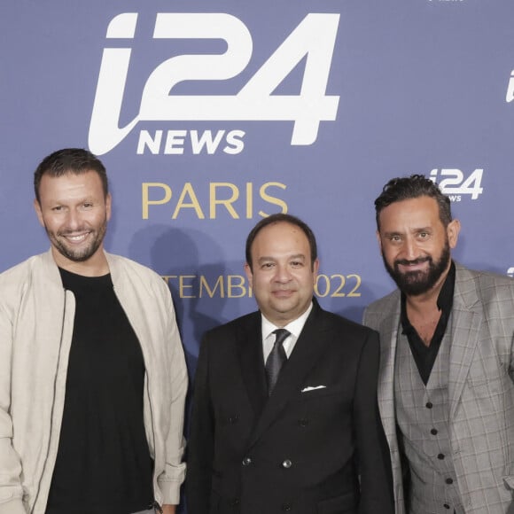 Exclusif - Kelly Vedovelli, Raymond Aabou, Frank Melloul (PDG de I24NEWS), Cyril Hanouna, Valérie Benaïm au photocall de la soirée de gala de la chaine i24News à Chaillot - Théâtre national de la Danse à l'occasion de la célébration du 2ème anniversaire de la signature des Accords d'Abraham, Paris le 5 septembre 2022. © Jack Tribeca / Bestimage 