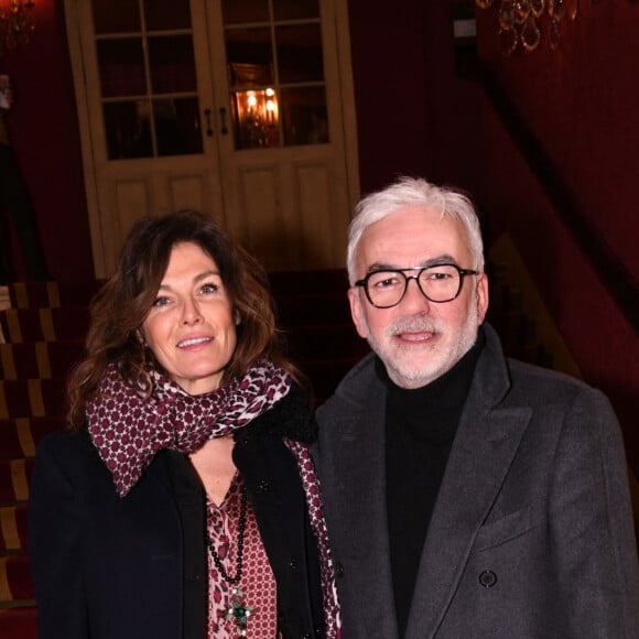 Exclusif - Pascal Praud et sa compagne Catherine lors de la première de la pièce de théâtre "L'avare" au Théâtre des Variétés à Paris le 15 janvier 2022 © Rachid Bellak / Bestimage 