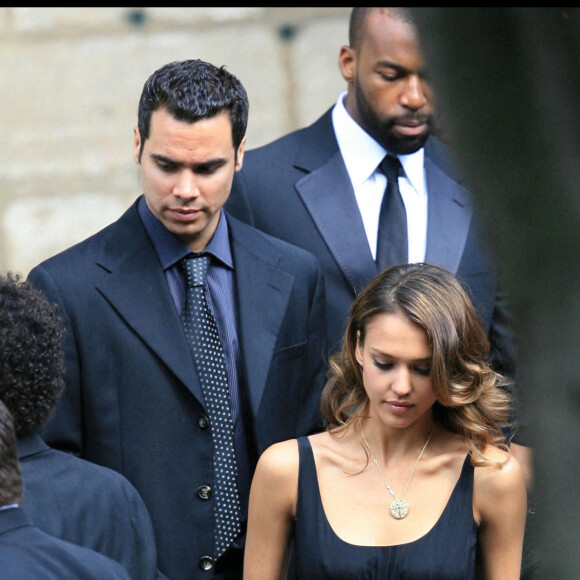 Jessica Alba - Mariage religieux de Tony Parker et Eva Longoria à la mairie du 4ème arrondissement de Paris.