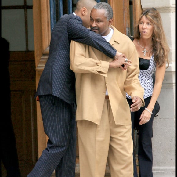 Thierry Henry et Tony Parker Junior - Mariage civil de Tony Parker et Eva Longoria à la mairie du 4ème arrondissement de Paris.