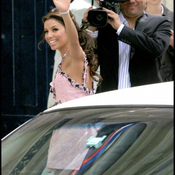 Eva Longoria - Mariage civil de Tony Parker et Eva Longoria à la mairie du 4ème arrondissement de Paris.