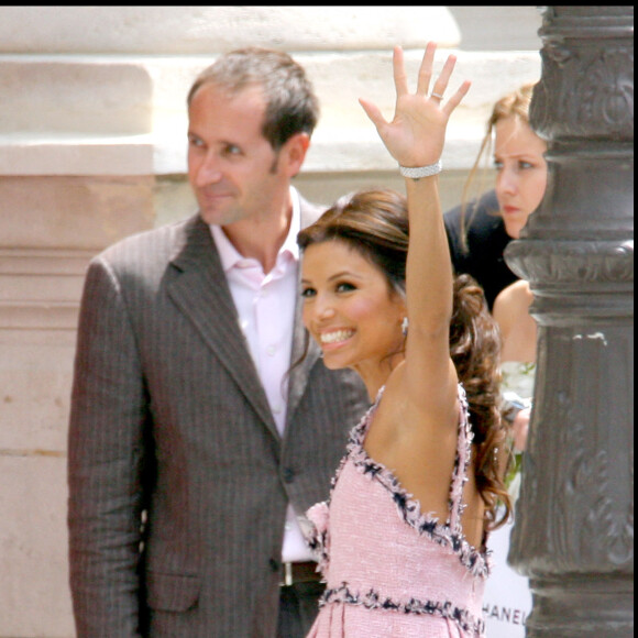 Pour leur mariage civil, Eva Longoria était arrivée dans une courte robe rose signée Chanel.
Eva Longoria - Mariage civil de Tony Parker et Eva Longoria à la mairie du 4ème arrondissement de Paris.