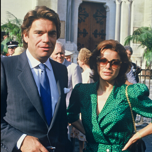 Un entretien au cours duquel elle a également été amenée à parler de la forte personnalité de son mari, qui avait  "beaucoup de succès auprès des femmes".
Archives - Bernard Tapie et sa femme Dominique au mariage d'Yves Mourousi et Véronique.