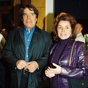 Elle est notamment venue en faire la promotion dans le dernier numéro du magazine "Paris Match" paru ce jeudi 16 mars dans les kiosques.
Archive - Bernard Tapie et sa femme Dominique - Inauguration de la Boutique "Bleu comme bleu" a Paris, 2000.