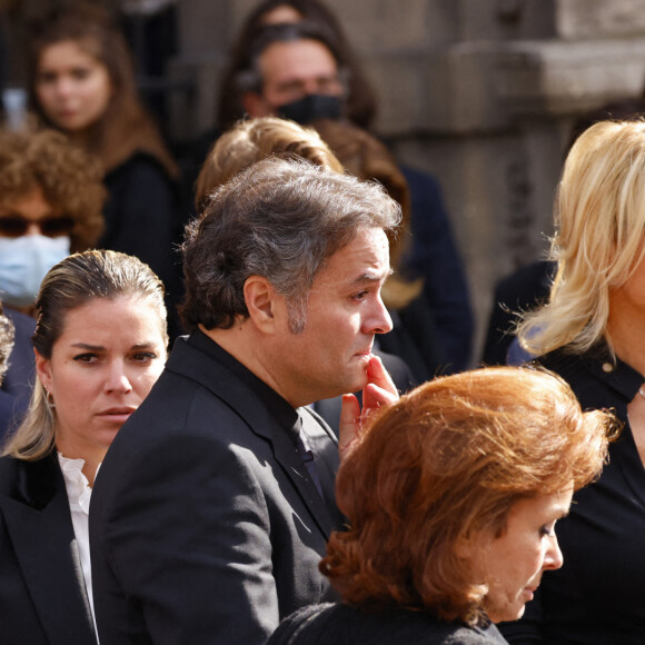 Sophie Tapie (fille du défunt), Dominique Tapie (Femme du défunt) et Laurent Tapie (Fils du défunt) et sa femme - Sorties de la messe funéraire en hommage à Bernard Tapie en l'église Saint-Germain-des-Prés à Paris. Le 6 octobre 2021 © Jacovides-Moreau / Bestimage