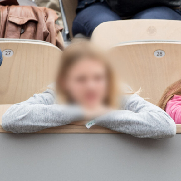 Travaillant six jours sur sept, Laurent Delahousse ne part que rarement en vacances avec sa famille
Laurent Delahousse et ses filles Liv-Helen et Sacha - Les célébrités dans les tribunes des Internationaux de France de Tennis de Roland Garros 2019 à Paris, France, le 29 mai 2019. © Jacovides-Moreau/Bestimage 