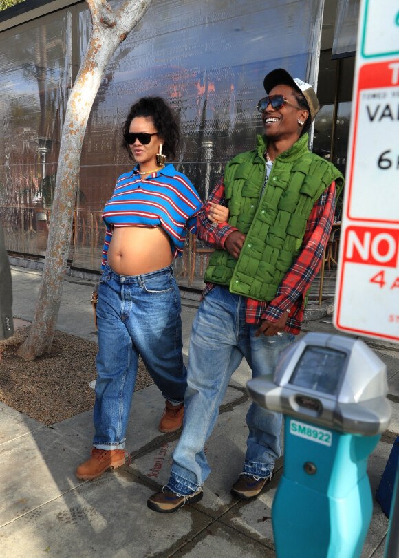 La chanteuse de 35 ans a fait quelques magasins avec son chéri (et le futur papa) ASAP Rocky
Rihanna, enceinte de son deuxième enfant et son compagnon ASAP Rocky font du shopping à Los Angeles le 15 mars 2023. 