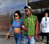 L'atriste a dévoilé ses formes de femme enceinte dans un jean style baggy taille basse et un polo bleu rayé remonté au-dessus de son ventre
Rihanna, enceinte de son deuxième enfant et son compagnon ASAP Rocky font du shopping à Los Angeles le 15 mars 2023. 