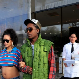 L'atriste a dévoilé ses formes de femme enceinte dans un jean style baggy taille basse et un polo bleu rayé remonté au-dessus de son ventre
Rihanna, enceinte de son deuxième enfant et son compagnon ASAP Rocky font du shopping à Los Angeles le 15 mars 2023. 