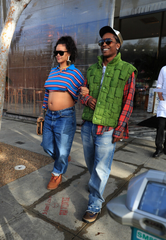 Les passants ont donc eu tout le loisir d'admirer les rondeurs de la star
Rihanna, enceinte de son deuxième enfant et son compagnon ASAP Rocky font du shopping à Los Angeles le 15 mars 2023. 