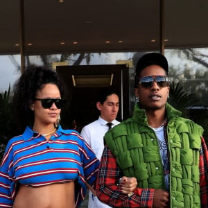 Si la date du terme n'a pas été partagée, bébé numéro 2 ne devrait plus trop tarder à pointer le bout de son nez !
Rihanna, enceinte de son deuxième enfant et son compagnon ASAP Rocky font du shopping à Los Angeles le 15 mars 2023. 