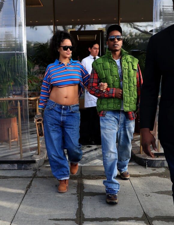 Si la date du terme n'a pas été partagée, bébé numéro 2 ne devrait plus trop tarder à pointer le bout de son nez !
Rihanna, enceinte de son deuxième enfant et son compagnon ASAP Rocky font du shopping à Los Angeles le 15 mars 2023. 