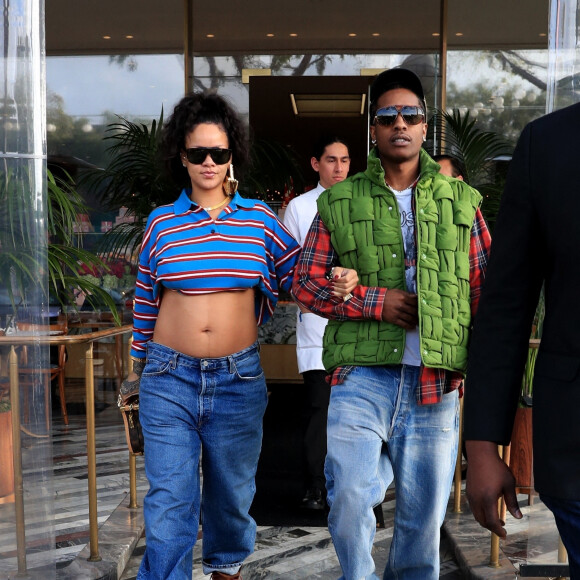 Rihanna, enceinte de son deuxième enfant et son compagnon ASAP Rocky font du shopping à Los Angeles le 15 mars 2023. 