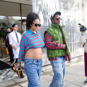 Rihanna, enceinte de son deuxième enfant et son compagnon ASAP Rocky font du shopping à Los Angeles le 15 mars 2023. 