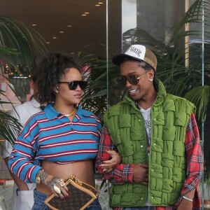 Rihanna, enceinte de son deuxième enfant et son compagnon ASAP Rocky font du shopping à Los Angeles le 15 mars 2023. 