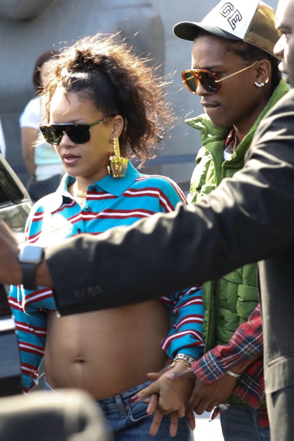 Depuis qu'elle a révélé au monde entier qu'elle attendait son deuxième enfant, Rihanna ne veut plus se cacher
Rihanna, enceinte de son deuxième enfant et son compagnon ASAP Rocky font du shopping à Los Angeles.