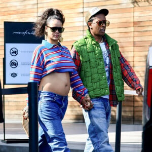 Rihanna, enceinte de son deuxième enfant et son compagnon ASAP Rocky font du shopping à Los Angeles le 15 mars 2023. 