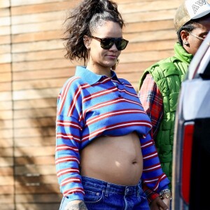 Rihanna, enceinte de son deuxième enfant et son compagnon ASAP Rocky font du shopping à Los Angeles le 15 mars 2023. 