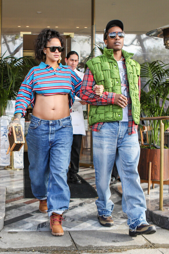 Rihanna, enceinte de son deuxième enfant et son compagnon ASAP Rocky font du shopping à Los Angeles le 15 mars 2023. 