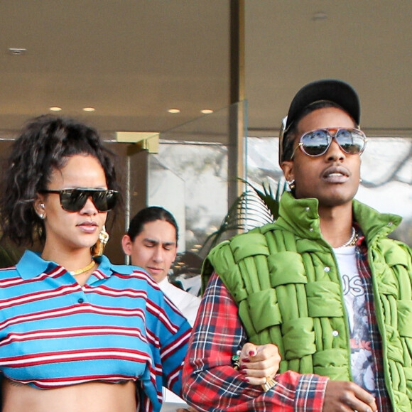 Rihanna, enceinte de son deuxième enfant et son compagnon ASAP Rocky font du shopping à Los Angeles le 15 mars 2023. 