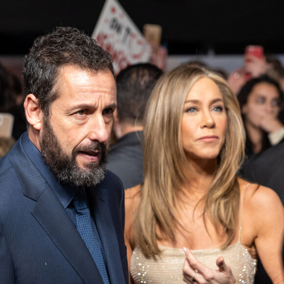 Divine, elle aurait presque fait de l'ombre à l'autre star féminine du moment : Jennifer Aniston. Vêtue d'une robe fourreau nude également pailletée, l'actrice américaine a fait sensation au bras d'Adam Sandler
Adam Sandler et Jennifer Aniston à la première de Murder Mystery II Passerelle Debilly à Paris le 16 mars 2023. © Olivier Borde / Bestimage