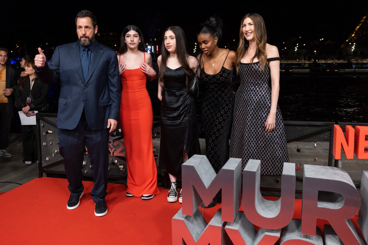 Photo : Adam Sandler, ses filles Sunny Sandler, Sadie Madison Sandler et  Jackie Sandler à la première de Murder Mystery II Passerelle Debilly à  Paris le 16 mars 2023. © Olivier Borde / Bestimage - Purepeople