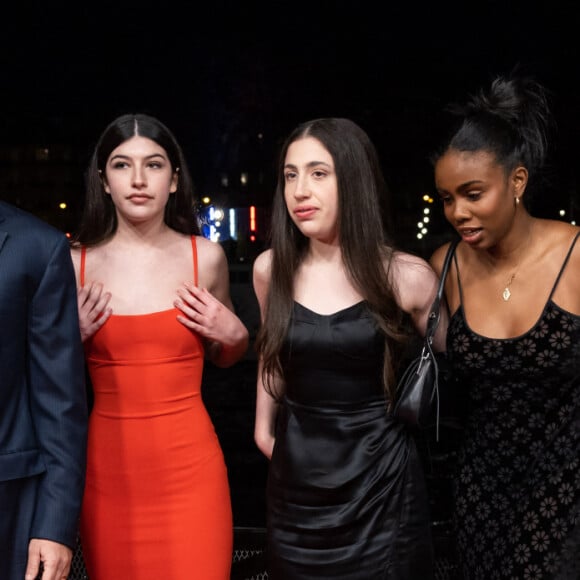 Adam Sandler, ses filles Sunny Sandler, Sadie Madison Sandler et Jackie Sandler à la première de Murder Mystery II Passerelle Debilly à Paris le 16 mars 2023. © Olivier Borde / Bestimage 