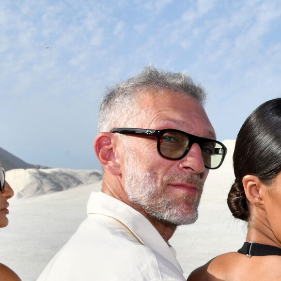 Vincent Cassel et sa femme Tina Kunakey durant le défilé "Le Papier" la collection automne hiver 2022-2023 de Simon Porte Jacquemus aux Salin de Giraud à Arles, le 27 juin 2022.b© Bruno Bebert/Bestimage