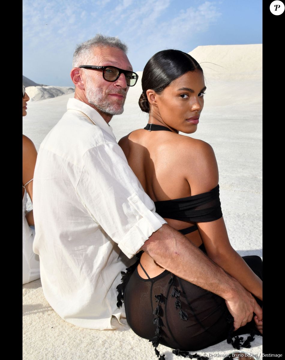 Vincent Cassel et sa femme Tina Kunakey durant le défilé "Le Papier" la collection automne hiver 2022-2023 de Simon Porte Jacquemus aux Salin de Giraud à Arles, le 27 juin 2022.b© Bruno Bebert/Bestimage