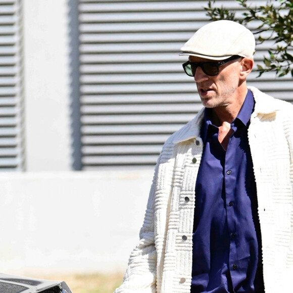 Vincent Cassel et sa femme Tina Kunakey arrivent à l'aéroport de Venise-Marco Polo lors de la 79ème édition du festival international du film de Venise (La Mostra), Italie, le 2 septembre 2022.