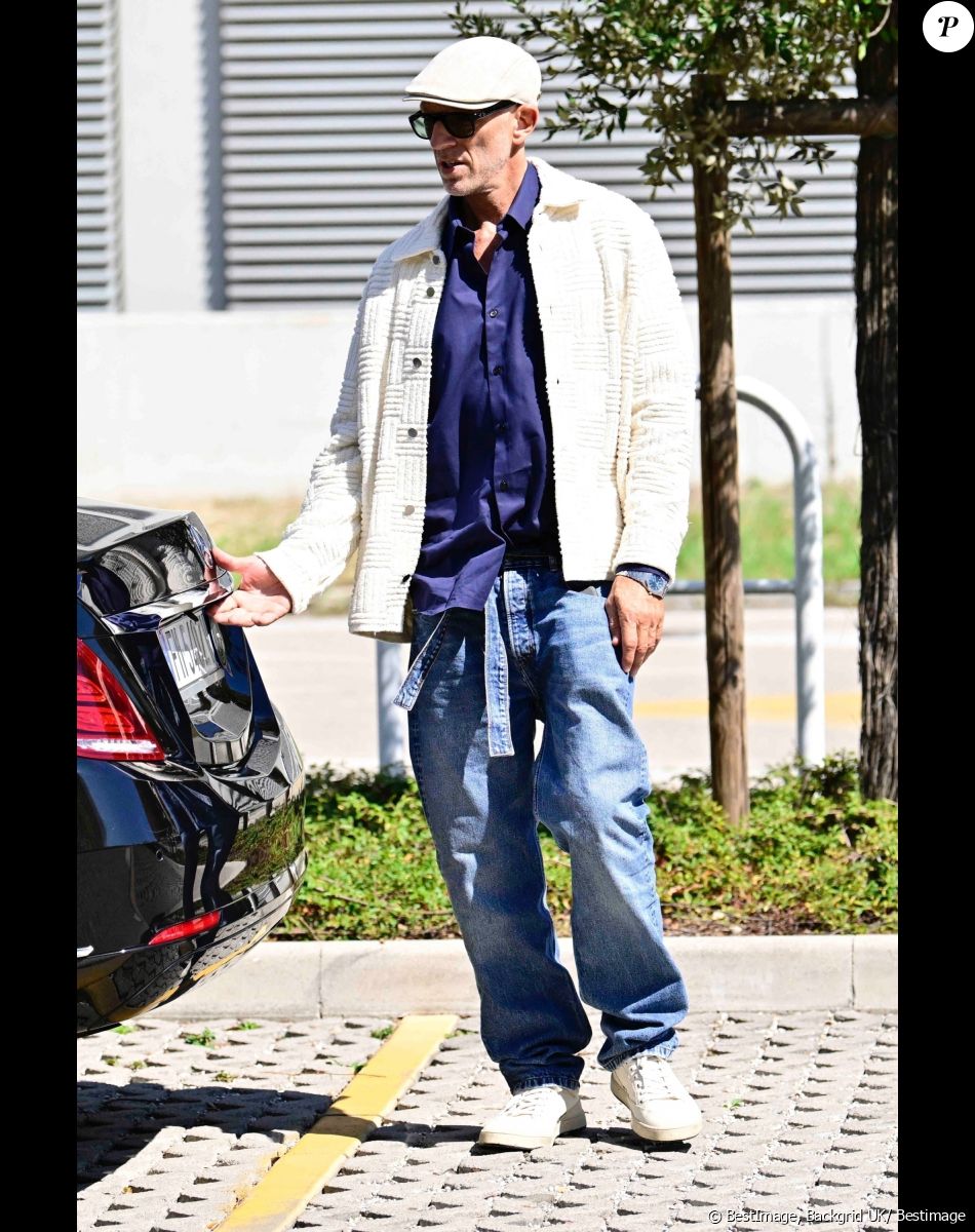 Vincent Cassel et sa femme Tina Kunakey arrivent à l'aéroport de Venise-Marco Polo lors de la 79ème édition du festival international du film de Venise (La Mostra), Italie, le 2 septembre 2022.