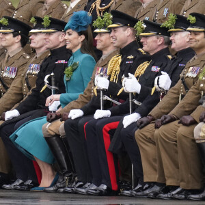 Avec le prince William, elle a assisté à la parade des Irish Guards. 
Le prince William, prince de Galles, et Catherine (Kate) Middleton, princesse de Galles, à l'assemblée annuelle des Irish Guards Parade de la St Patrick à Mons Barracks à Aldershot, le 17 mars 2023. 