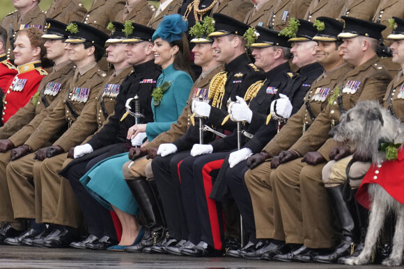 Avec le prince William, elle a assisté à la parade des Irish Guards. 
Le prince William, prince de Galles, et Catherine (Kate) Middleton, princesse de Galles, à l'assemblée annuelle des Irish Guards Parade de la St Patrick à Mons Barracks à Aldershot, le 17 mars 2023. 