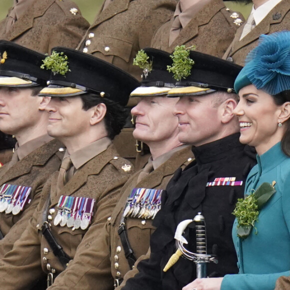 Avec le prince William, elle a assisté à la parade des Irish Guards. 
Le prince William, prince de Galles, et Catherine (Kate) Middleton, princesse de Galles, à l'assemblée annuelle des Irish Guards Parade de la St Patrick à Mons Barracks à Aldershot, le 17 mars 2023. 