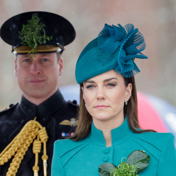 Ils ont ensuite échangé des trèfles, comme le veut la tradition. 
Le prince William, prince de Galles, et Catherine (Kate) Middleton, princesse de Galles, à l'assemblée annuelle des Irish Guards Parade de la St Patrick à Mons Barracks à Aldershot, le 17 mars 2023. 