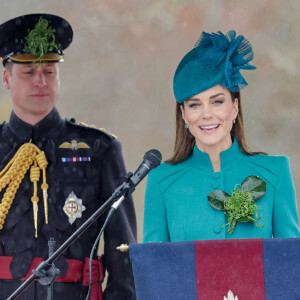 En tant que nouvelle colonelle, c'est même qui a pris la parole devant eux. 
Le prince William, prince de Galles, et Catherine (Kate) Middleton, princesse de Galles, à l'assemblée annuelle des Irish Guards Parade de la St Patrick à Mons Barracks à Aldershot, le 17 mars 2023. 