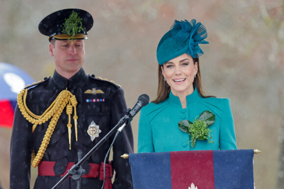 En tant que nouvelle colonelle, c'est même qui a pris la parole devant eux. 
Le prince William, prince de Galles, et Catherine (Kate) Middleton, princesse de Galles, à l'assemblée annuelle des Irish Guards Parade de la St Patrick à Mons Barracks à Aldershot, le 17 mars 2023. 