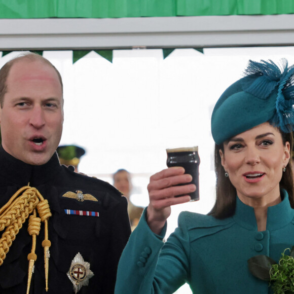Le prince William, prince de Galles, et Catherine (Kate) Middleton, princesse de Galles, rencontrent des membres des Irish Guards et leurs familles et savoure un verre de Guinness lors d'une visite au 1er Bataillon Irish Guards pour le défilé de la Saint-Patrick, à Mons Barracks à Aldershot. Récemment, Kate Middleton a été nommée colonelle de l'Irish Guards par le roi d'Angleterre. Le 17 mars 2023. 