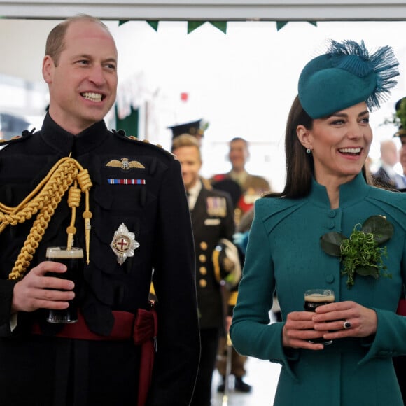 Le prince William, prince de Galles, et Catherine (Kate) Middleton, princesse de Galles, rencontrent des membres des Irish Guards et leurs familles et savoure un verre de Guinness lors d'une visite au 1er Bataillon Irish Guards pour le défilé de la Saint-Patrick, à Mons Barracks à Aldershot. Récemment, Kate Middleton a été nommée colonelle de l'Irish Guards par le roi d'Angleterre. Le 17 mars 2023. 