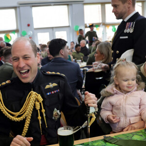 Le prince William, prince de Galles, et Catherine (Kate) Middleton, princesse de Galles, rencontrent des membres des Irish Guards et leurs familles et savoure un verre de Guinness lors d'une visite au 1er Bataillon Irish Guards pour le défilé de la Saint-Patrick, à Mons Barracks à Aldershot. Récemment, Kate Middleton a été nommée colonelle de l'Irish Guards par le roi d'Angleterre. Le 17 mars 2023. 