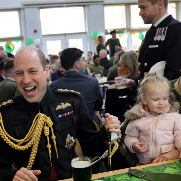 Le prince William, prince de Galles, et Catherine (Kate) Middleton, princesse de Galles, rencontrent des membres des Irish Guards et leurs familles et savoure un verre de Guinness lors d'une visite au 1er Bataillon Irish Guards pour le défilé de la Saint-Patrick, à Mons Barracks à Aldershot. Récemment, Kate Middleton a été nommée colonelle de l'Irish Guards par le roi d'Angleterre. Le 17 mars 2023. 