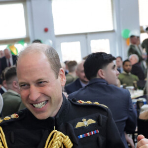 Le prince William, prince de Galles, et Catherine (Kate) Middleton, princesse de Galles, rencontrent des membres des Irish Guards et leurs familles et savoure un verre de Guinness lors d'une visite au 1er Bataillon Irish Guards pour le défilé de la Saint-Patrick, à Mons Barracks à Aldershot. Récemment, Kate Middleton a été nommée colonelle de l'Irish Guards par le roi d'Angleterre. Le 17 mars 2023. 
