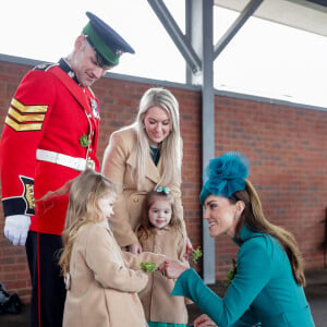 Le prince William, prince de Galles, et Catherine (Kate) Middleton, princesse de Galles, à l'assemblée annuelle des Irish Guards Parade de la St Patrick à Mons Barracks à Aldershot, le 17 mars 2023. Catherine (Kate) Middleton, princesse de Galles, a récemment été nommée colonelle de l'Irish Guards par le roi d'Angleterre. 