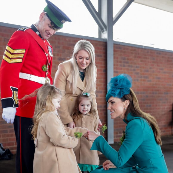 Le prince William, prince de Galles, et Catherine (Kate) Middleton, princesse de Galles, à l'assemblée annuelle des Irish Guards Parade de la St Patrick à Mons Barracks à Aldershot, le 17 mars 2023. Catherine (Kate) Middleton, princesse de Galles, a récemment été nommée colonelle de l'Irish Guards par le roi d'Angleterre. 