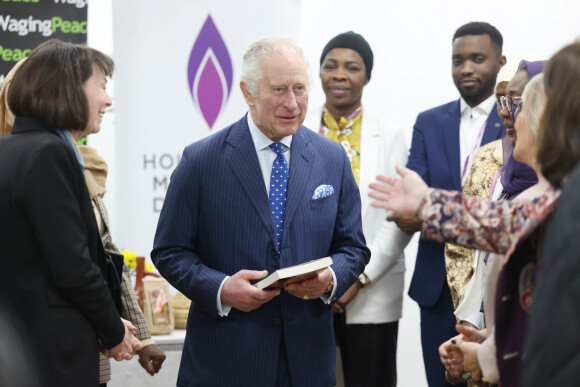 Le roi Charles III d'Angleterre, rend visite aux membres de la communauté soudanaise à Londres, le 15 mars 2023, à l'occasion du 20ème anniversaire du conflit au Darfour. 