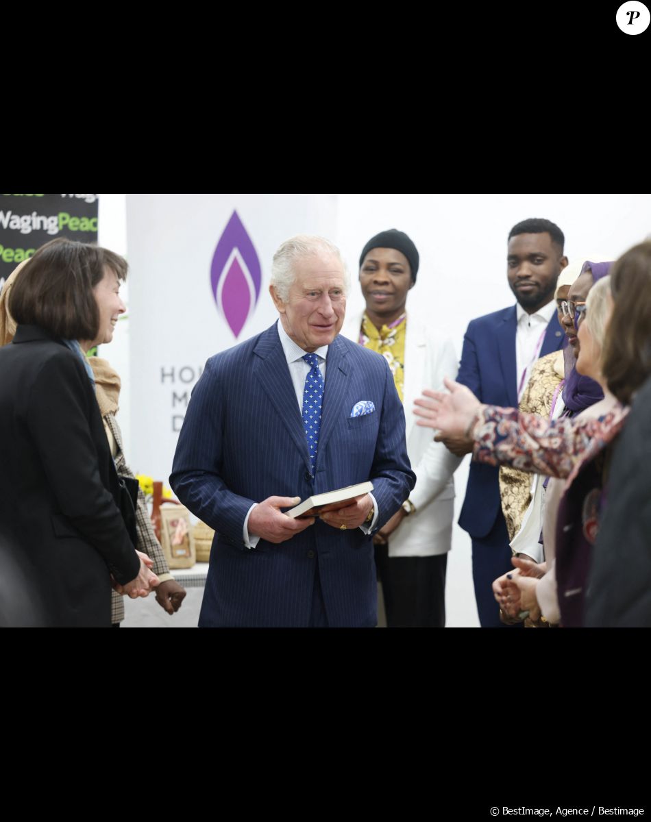 Le roi Charles III d'Angleterre, rend visite aux membres de la communauté soudanaise à Londres, le 15 mars 2023, à l'occasion du 20ème anniversaire du conflit au Darfour.