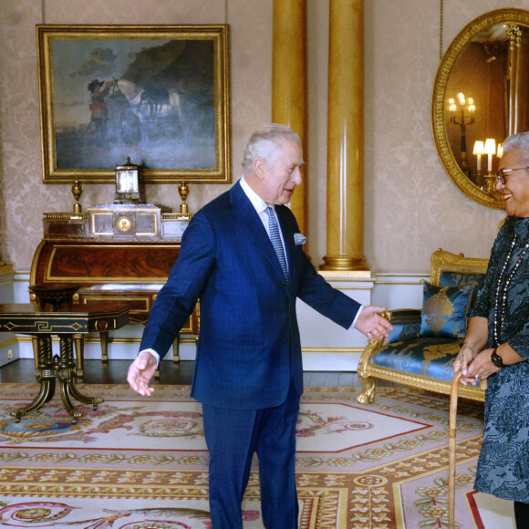 Le roi Charles III d'Angleterre, reçoit la présidente des Samoa, Fiame Naomi Mata'afa, lors d'une audience au palais de Buckingham, à Londres, Royaume Uni, le 14 mars 2023. 