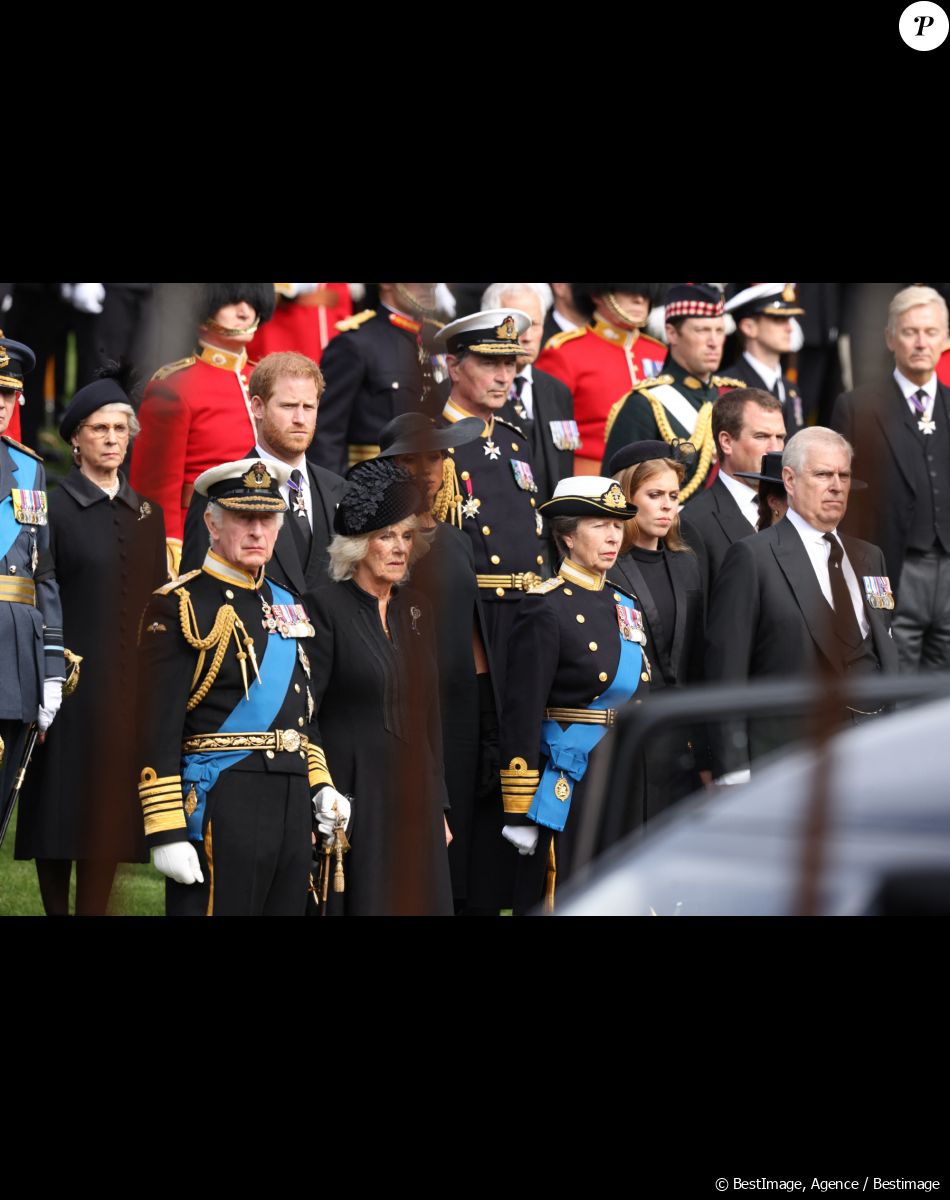 Le roi Charles III d'Angleterre, la reine consort Camilla Parker Bowles, le prince Harry, duc de Sussex, Sir Timothy Laurence, la princesse Anne, la princesse Beatrice d'York, le prince Andrew, duc d'York - Procession du cercueil de la reine Elizabeth II d'Angleterre de l'Abbaye de Westminster à Wellington Arch à Hyde Park Corner