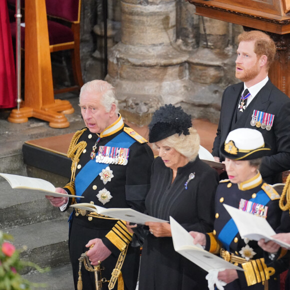 Le roi Charles III d'Angleterre, la reine consort Camilla Parker Bowles, la princesse Anne, Sir Timothy Laurence, le prince Andrew, duc d'York, le prince Edward, comte de Wessex, le prince Harry, duc de Sussex, Meghan Markle, duchesse de Sussex, la princesse Beatrice d'York - Service funéraire à l'Abbaye de Westminster pour les funérailles d'Etat de la reine Elizabeth II d'Angleterre. Le 19 septembre 2022 © Dominic Lipinski / PA via Bestimage 