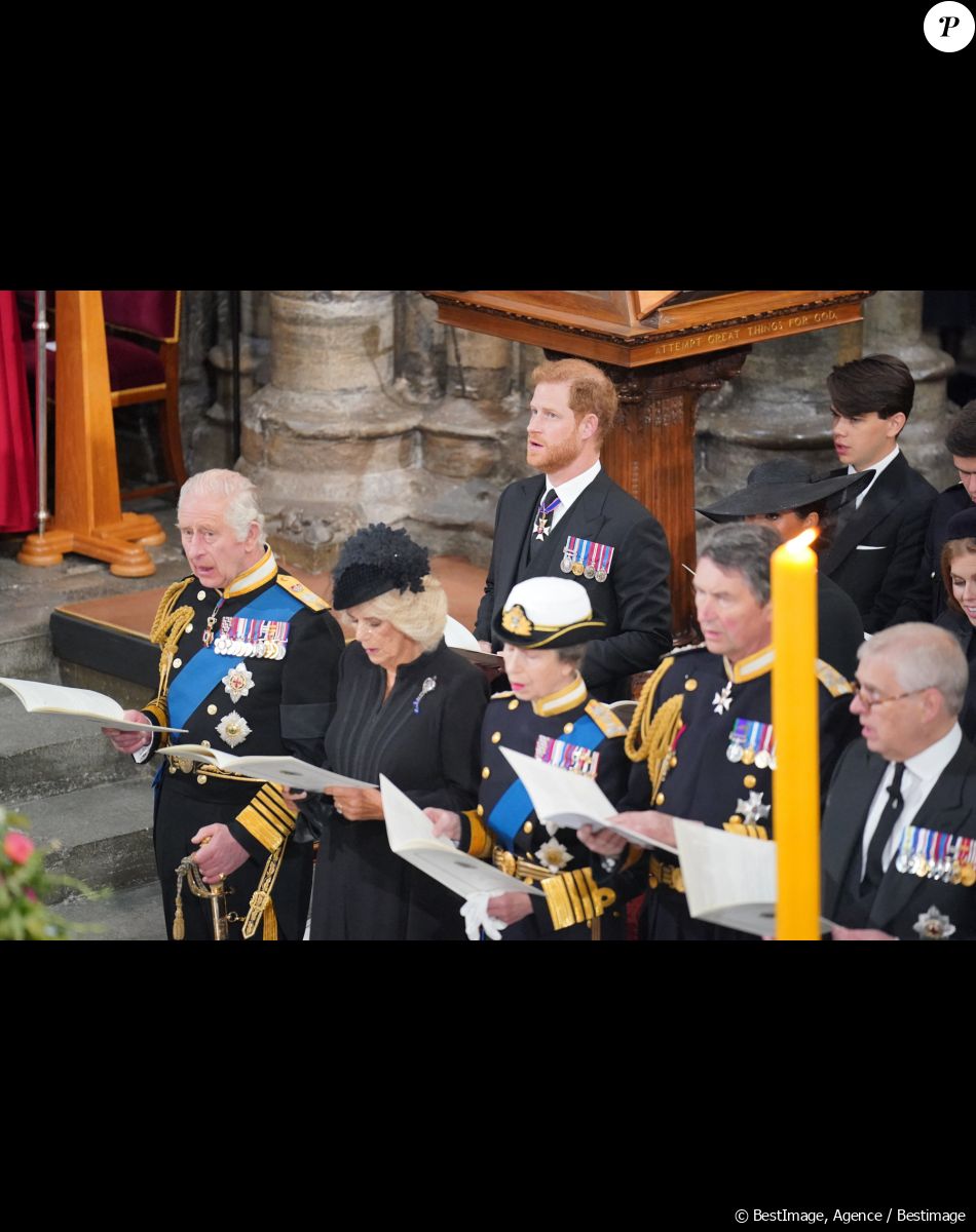 Le roi Charles III d'Angleterre, la reine consort Camilla Parker Bowles, la princesse Anne, Sir Timothy Laurence, le prince Andrew, duc d'York, le prince Edward, comte de Wessex, le prince Harry, duc de Sussex, Meghan Markle, duchesse de Sussex, la princesse Beatrice d'York - Service funéraire à l'Abbaye de Westminster pour les funérailles d'Etat de la reine Elizabeth II d'Angleterre. Le 19 septembre 2022 © Dominic Lipinski / PA via Bestimage